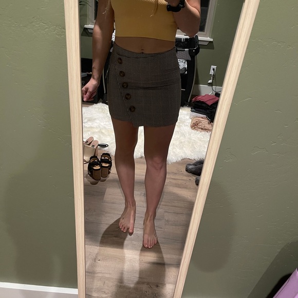 NWT plaid skirt with button details - Picture 2 of 5